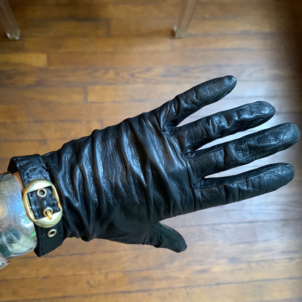 ✨🫶🏽Beautiful black leather gloves w gold buckle detail🫶🏽✨